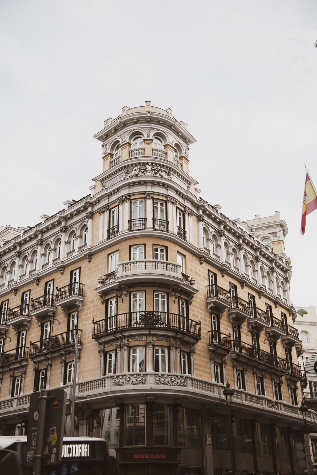 Edificio señorial en esquina con torreón y balcones